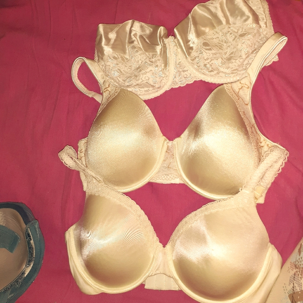 2 BALI WHITE BRAS 38D, 1 strapless MAIDENFORM 36D